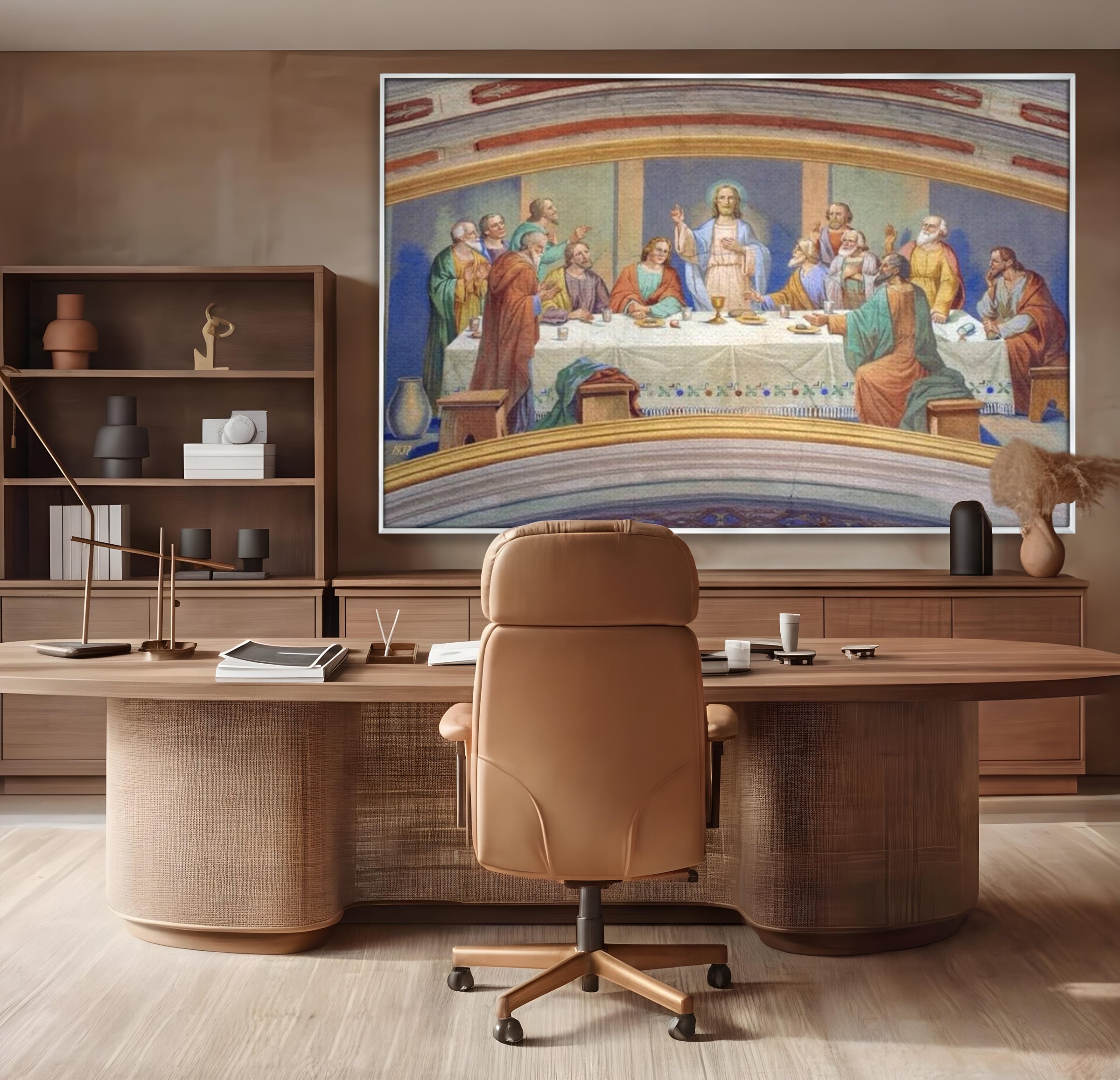 Tablou canvas cu pictura cina cea de taina, in rama de aluminiu argintiu, pe perete intr-un birou